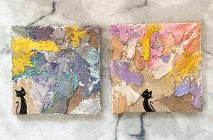 金色の背景に黒猫が描かれた10x10cmのテクスチャーアート。現代アートとポップイラストの融合。小さなキャンバスに豪華な雰囲気をまとったYuka Mitsufuji作品。