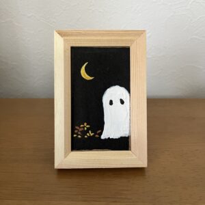 お花畑の中から白いおばけがひょっこり顔を出している、かわいいイラスト。Yuka Mitsufuji作品。