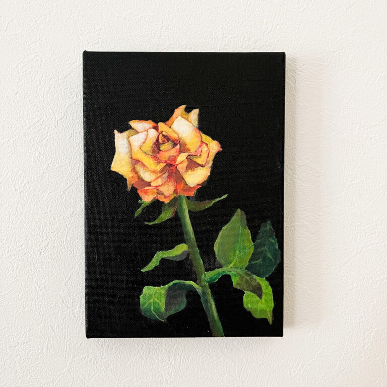 オレンジ色のバラを描いたアクリル画。漆黒の背景が花の美しさを際立たせている。