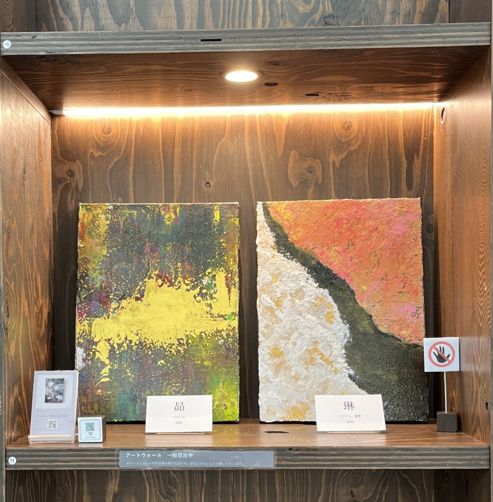 光藤有佳（Yuka Mitsufuji）のアクリル画「昴」「琳」が木製ボックスに展示されている様子。「琳」は重曹を使ったテクスチャーアートで、日本らしさを表現している。