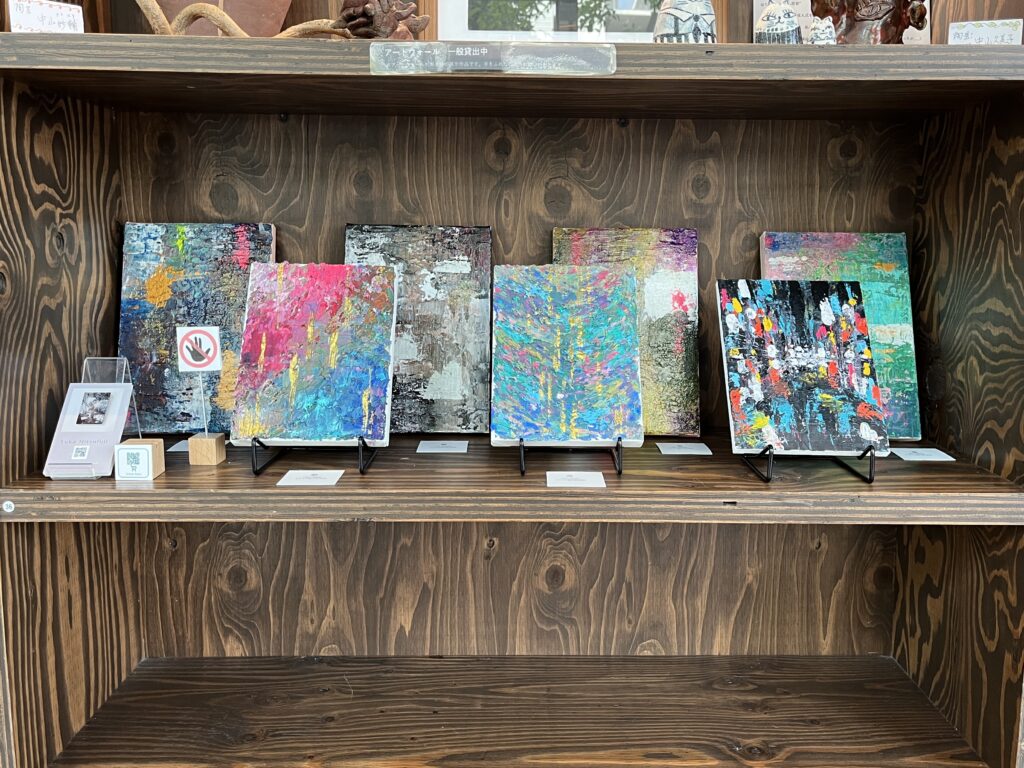 Yuka Mitsufuji（光藤有佳）のカラフルな抽象画が並ぶ展示風景。F0号やFSMサイズの小さな作品ながら、豊かなテクスチャーで目を惹く。テクスチャーアートは子どもにも人気。