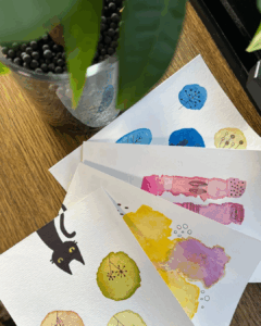 あべのハルカスで開催されるハンドメイドイベントで展示されている手作りポストカードの写真。植物と一緒に置くと似合います。